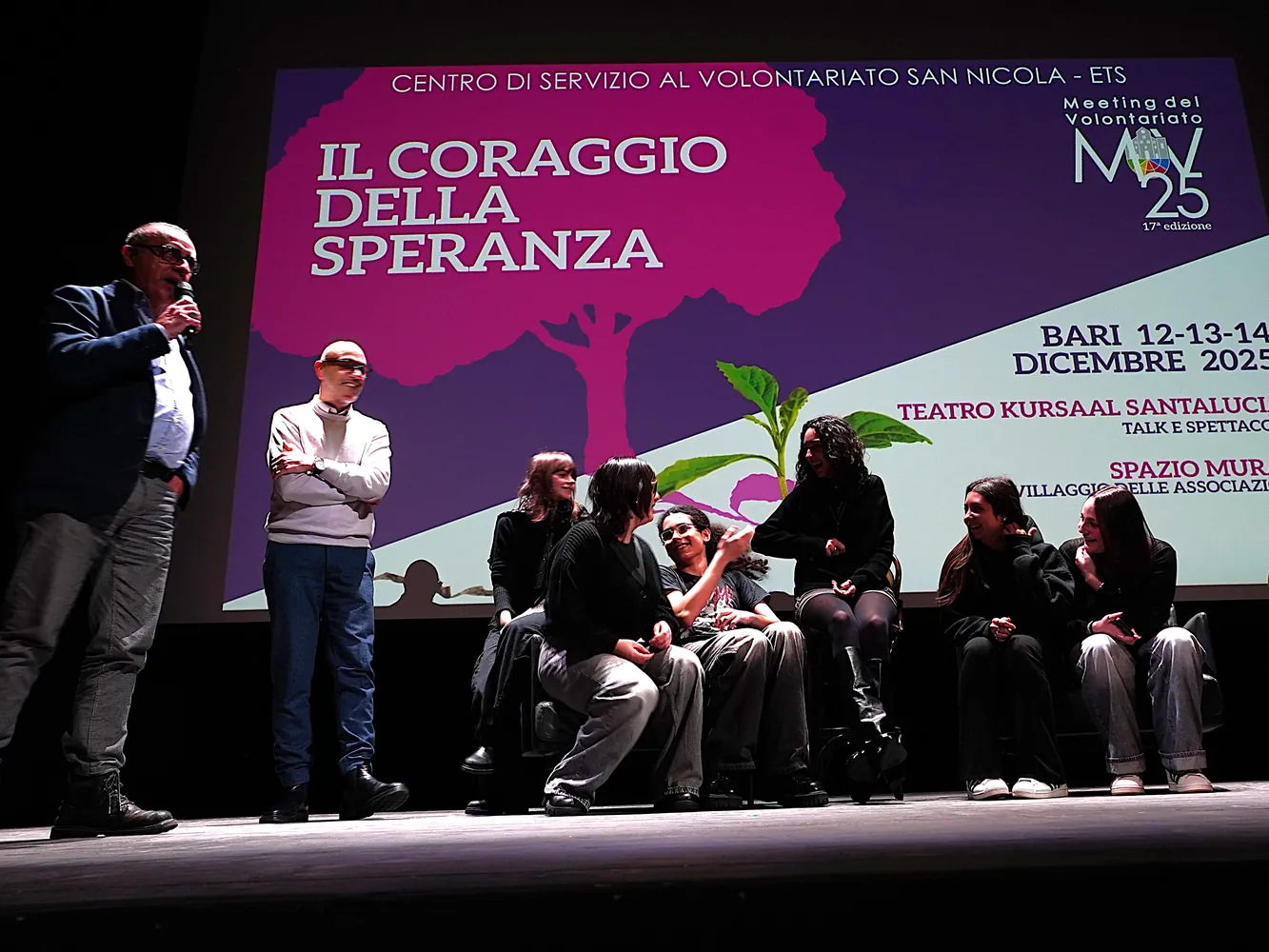 Foto del Progetto “Fuori Campo - Raccontare per cambiare: il nostro reportage sociale” con docenti, studentesse e studenti dell’IISS Rosa Luxemburg Acquaviva delle Fonti e il fotografo Mario Brambilla - Meeting del Volontariato 2025 "Il Coraggio della Speranza" 14 Dicembre 2025